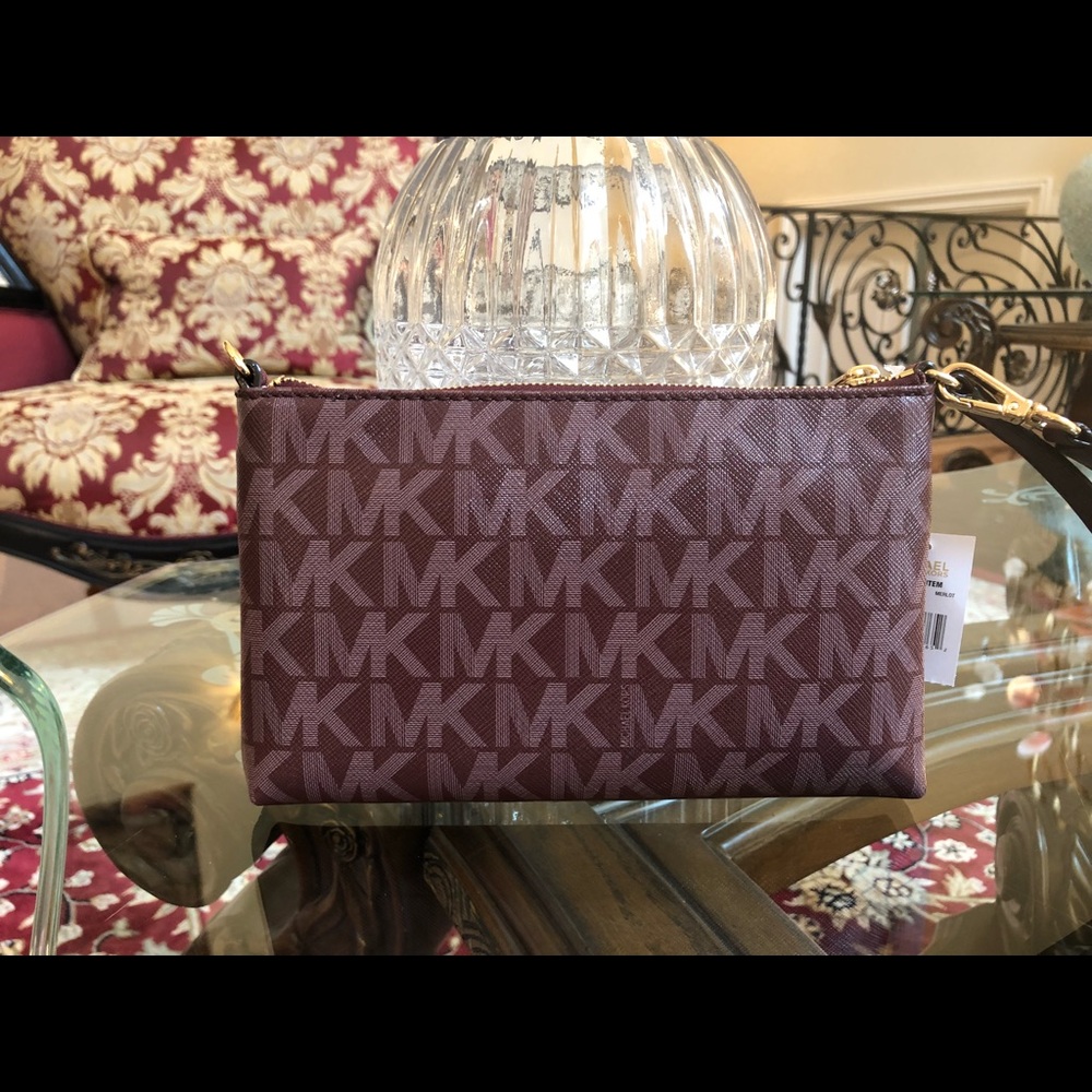 Authentic Michael Kors wristlet wallet in plum - Picture 7 of 8